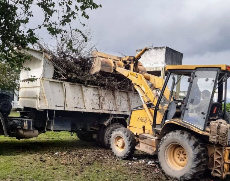 EL EQUIPO DE GIRSU CON LIMPIEZA EN ESCUELA Y AVENIDAS DE ZONA SUR