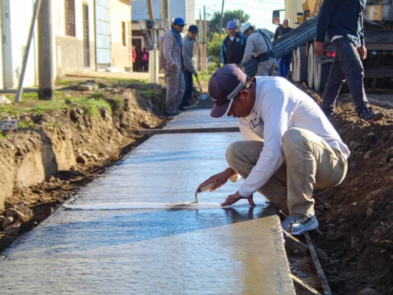MÁS OBRAS: LLENADO DE HORMIGÓN EN CORDÓN CUNETA