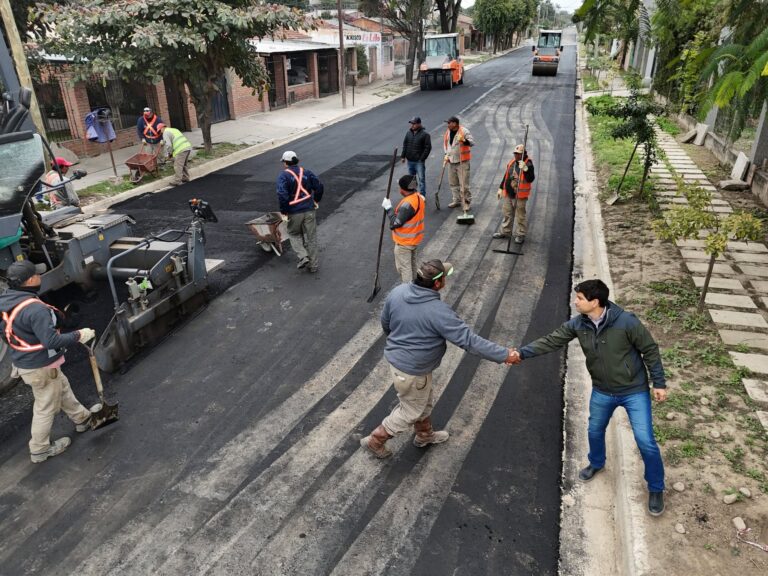 EL INTENDENTE BALTASAR LARA GROS RECORRIÓ LA OBRA DE PAVIMENTO EN CALLE RIVADAVIA